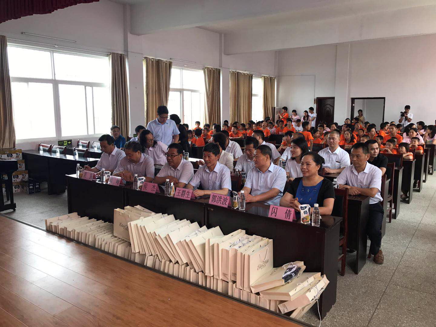 “关爱特殊儿童，让爱洒满人间—OD（中国）一站式服务平台乳业集团2018中国小康牛奶行动” 公益助学泌阳捐赠仪式