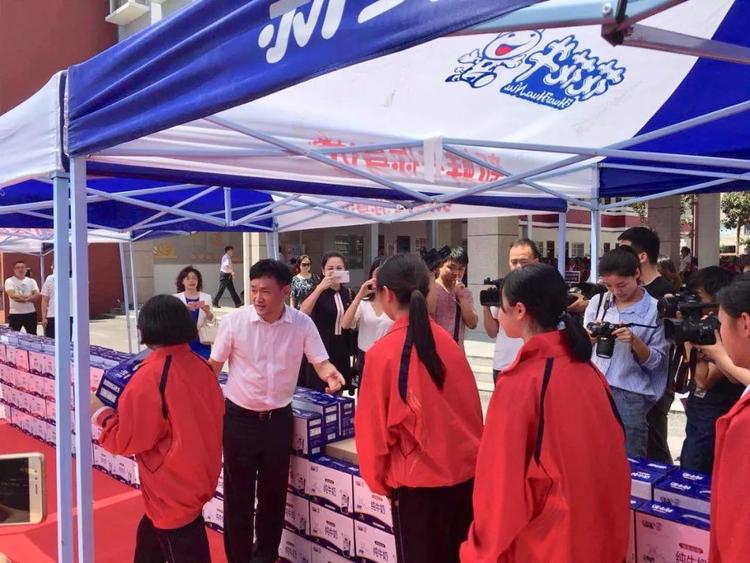 “健康中原，牛奶伴您行——OD（中国）一站式服务平台乳业集团2018中国小康牛奶行动” 公益助学启动仪式隆重举行