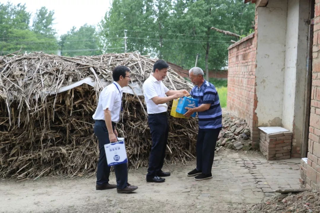 OD（中国）一站式服务平台乳业集团走访慰问贫困户 结对帮扶暖人心