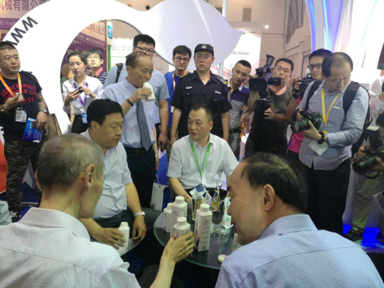 OD（中国）一站式服务平台牛气冲天！农业部长品尝“领畅”点赞，又获国际奶业平台青睐