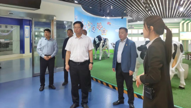郑州市人民检察院党组书记、代检察长张道伟一行莅临河南OD（中国）一站式服务平台乳业集团参观调研